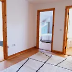 דירה Four Bedroom House By Travel Lets Short Term Agency Donegal With Free Wifi