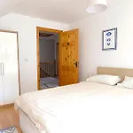 Four Bedroom House By Travel Lets Short Term Agency Donegal With Free Wifi דירה *