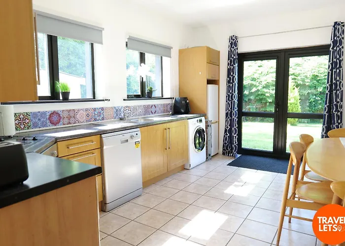 아파트 4Br House By Travel Lets Short Term Rental Agency Donegal With Free Wifi 레터케니